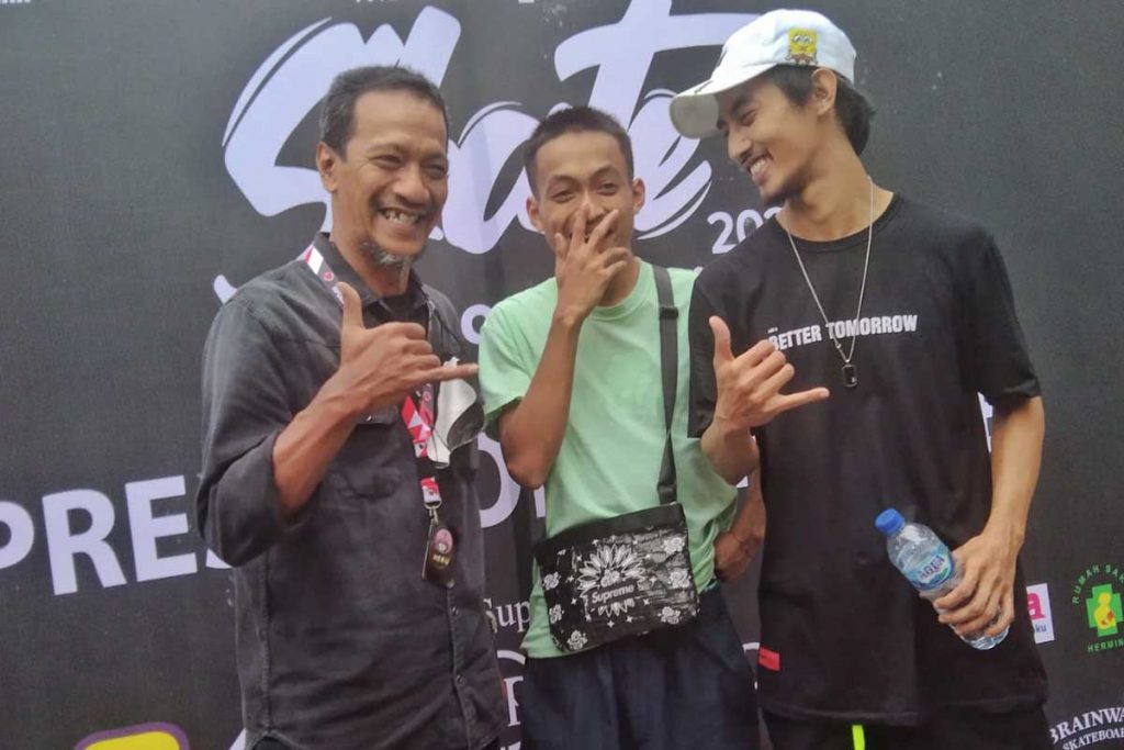 Pevi Permana foto bersama Sanggu, dan Owner Apocalypse. (jaz) - Atlet Asian Games Ini Berharap Muncul Skateboarder Malang Raya