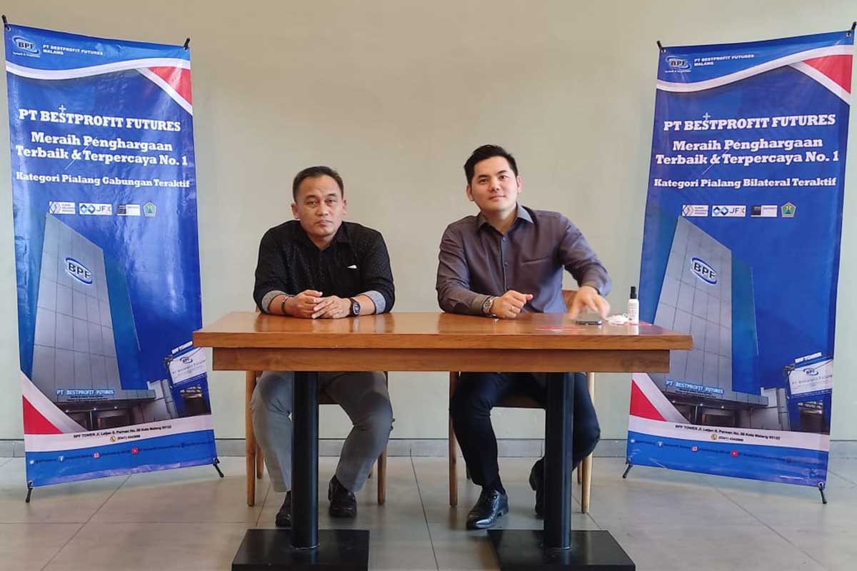 Pimpinan Cabang BPF Malang, Andri (kanan), memberikan keterangan resminya. (rhd) - Meski Pandemi, BPF Sabet Pialang Teraktif September 2021