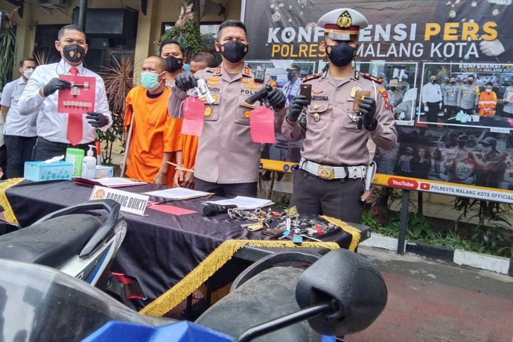 Polresta Makota menunjukkan barang bukti senjata airsoft gun yang digunakan pelaku. (jaz) - Dua Pelaku Curanmor Bersenjata Airsoft Gun Keok Dibekuk Polresta Makota