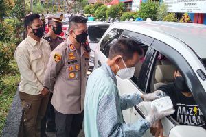 Polresta Malang Kota menginisiasi Vaksin Drive Thru secara berkala. (jaz) - Polresta Makota Vaksinasi 50 Warga Via Drive Thru