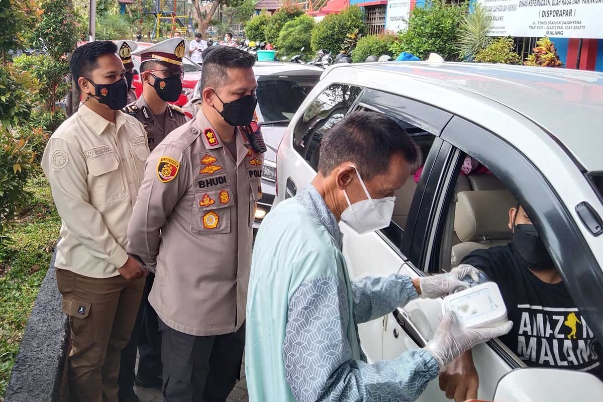 Polresta Malang Kota menginisiasi Vaksin Drive Thru secara berkala. (jaz) - Polresta Makota Vaksinasi 50 Warga Via Drive Thru