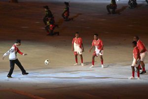 Presiden bermain bola di pembukaan PON XX. (ist) - Momen PON XX: Jokowi Main Bola Bersama Anak Papua