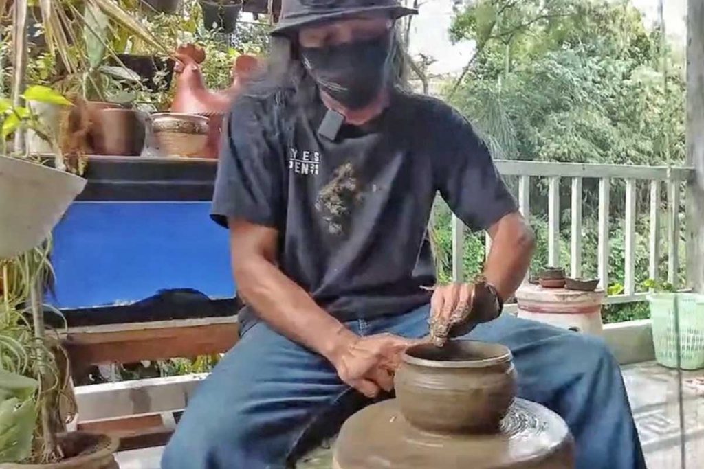 Proses pembuatan gerabah menggunakan tangan. (ist) - Pemkot Malang Dorong Kampung Gerabah Penanggungan Edukasi Anak Didik