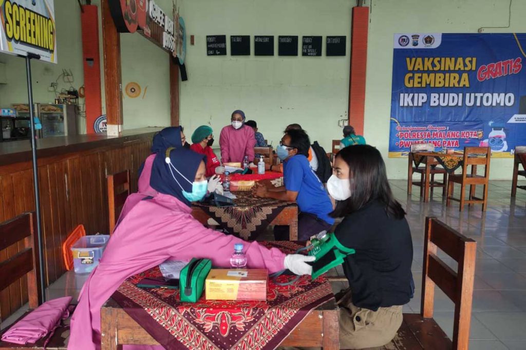 Proses pendaftaran, skrining, vaksin hingga observasi berjalan lancar dan sesuai prokes. (rhd) - PWI Malang Raya, IBU dan Polresta Makota Sukses Vaksin Ribuan Warga