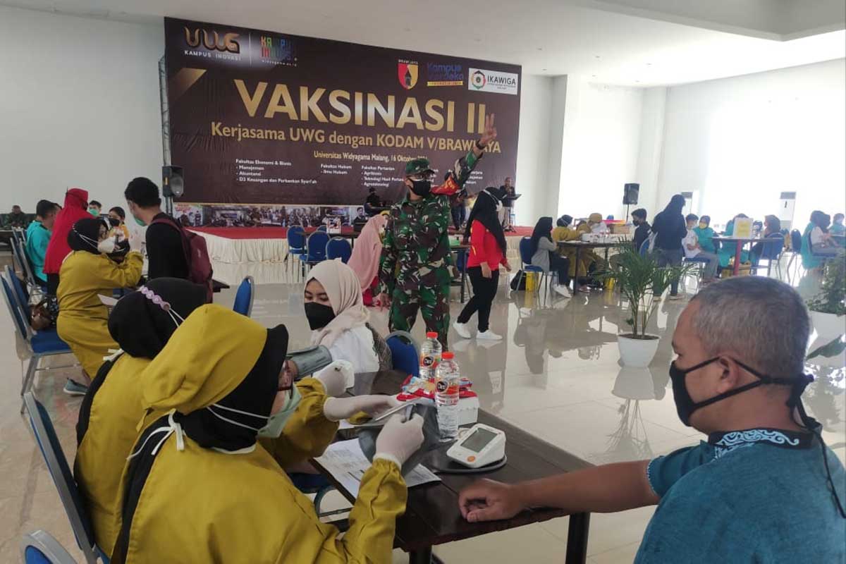 Proses skrining bagi penerima vaksin sebelum menjalani vaksin. (rhd) - UWG Gelontorkan Ribuan Dosis Vaksin Kedua Bagi Siapapun