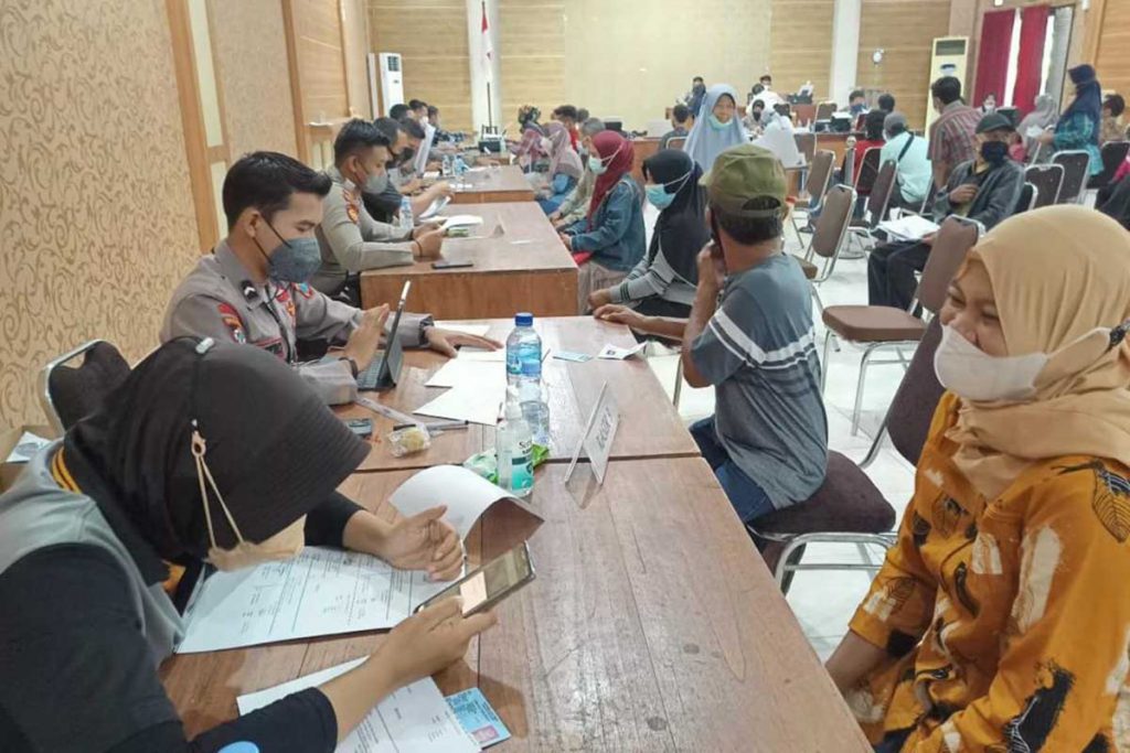 Puluhan PKL dan pemilik warung di Kabupaten Kediri kembali menerima bantuan tunai bertempat di aula Jana Nuraga Polres Kediri, Selasa Pagi (26/10/2021) - BTPKLW Kembali Disalurkan Polres Kediri