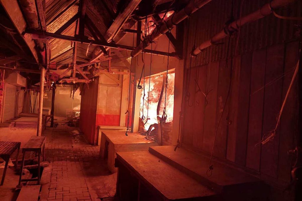 Puluhan Pasar Daerah Kelas 1 Kalibaru terbakar, tujuh unit Damkar dikerahkan - Puluhan Kios Pasar Daerah Kelas 1 Kalibaru Ludes Dilalap Si Jago Merah
