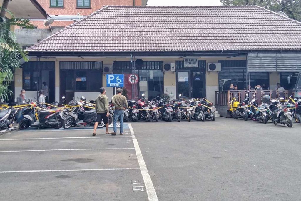 Puluhan sepeda motor berknalpot brong diamankan. (jaz) - Polresta Makota Amankan Puluhan Mobil dan Motor Balap Liar