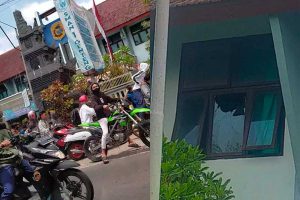 Puluhan siswa dari SMK Muhammadiyah Rogojampi, SMK PGRI Rogojampi, dan SMK Taruna Mandiri Srono saat melakukan pelemparan batu di SMAN 1 Genteng, Sabtu (23/10/2021) siang - Kasus Aktif Menurun, RSSA Imbau Tetap Waspada