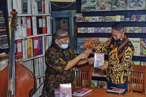 Rakai Galeswangi dan Hengki Herwanto, menunjukkan buku Keanekaragaman Keroncong Indonesia. (ist) - MMI Launching Buku 'Keanekaragaman Keroncong Indonesia'