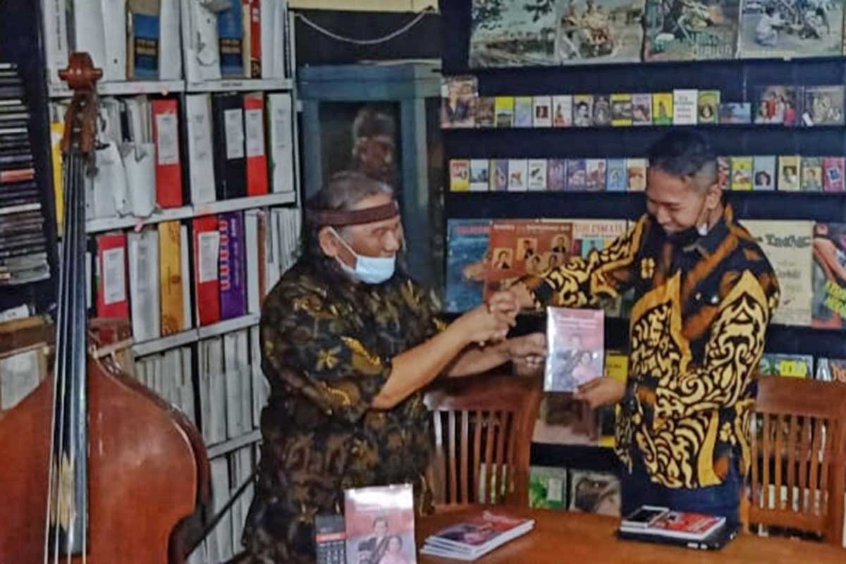 Rakai Galeswangi dan Hengki Herwanto, menunjukkan buku Keanekaragaman Keroncong Indonesia. (ist) - MMI Launching Buku 'Keanekaragaman Keroncong Indonesia'