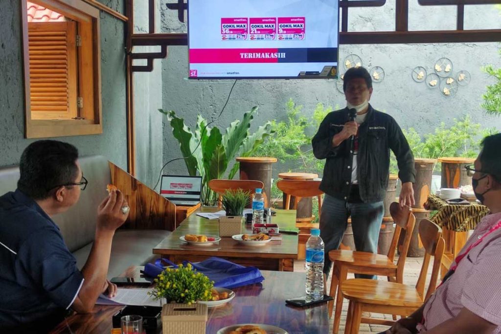 Regional Head Smartfren South East, Edward Bambang, menjelaskan keuntungan Gokil Max. (rhd) - Smartfren Gokil Max Hadirkan Kuota Lokal, Layanan Sultan Harga Teman