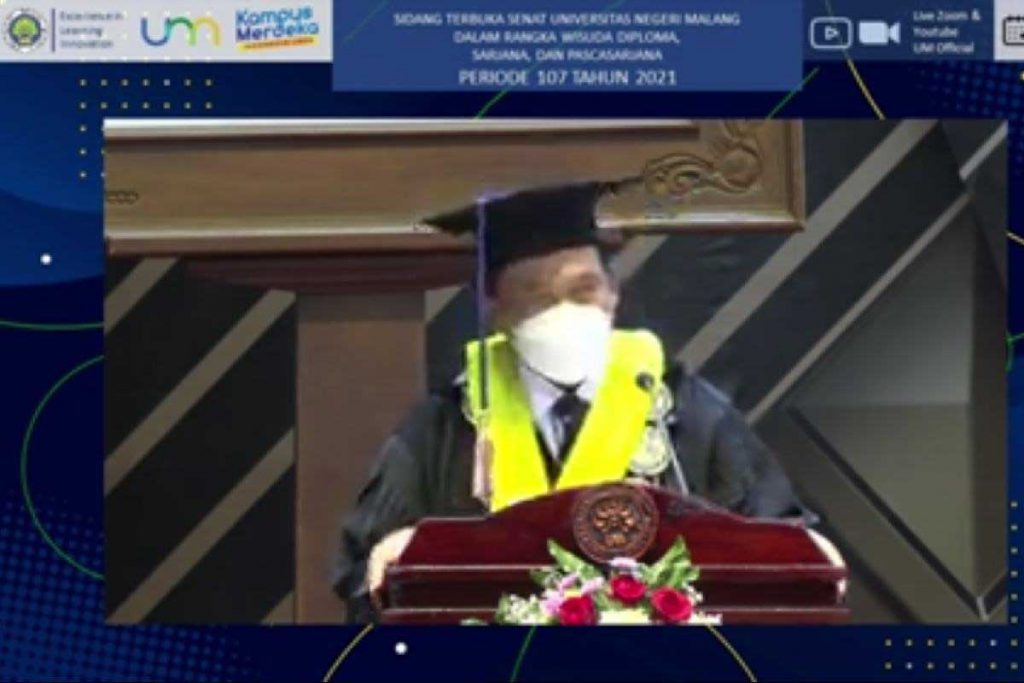 Rektor UM, Prof Dr AH Rofi'uddin, MPd, dalam pidato sambutannya. (ist) - UM Wisuda 852 Lulusan ke-107 Tahun 2021