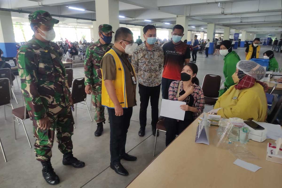 Rektor UMC bersama Satgas monitoring pelaksanaan vaksinasi massal. (rhd) - Universitas Ma Chung - Ciputra Group Gulirkan 1.000 Dosis Vaksin Wujudkan Herd Immunity