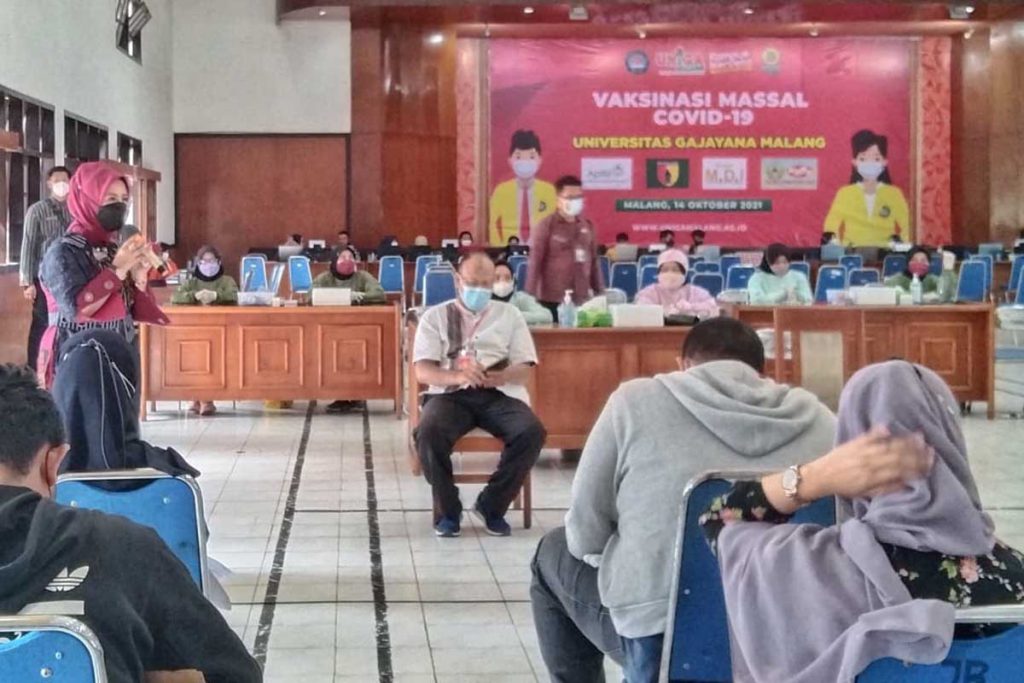 Rektor Uniga, Prof Dr Dyah Sawitri SE MM memberikan sambutan. (jaz) - Dukung Indonesia Sehat, Uniga Vaksin 1.000 Dosis