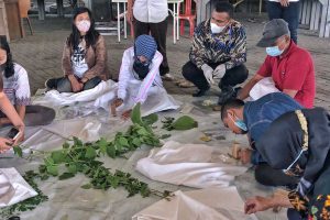 Sahabat disabilitas mencoba membuat pola batik dibimbing oleh tim pendamping. (jaz) - Bangkit Dari Pandemi, Sahabat Disabilitas Peroleh Pendampingan Kemandirian Ekonomi