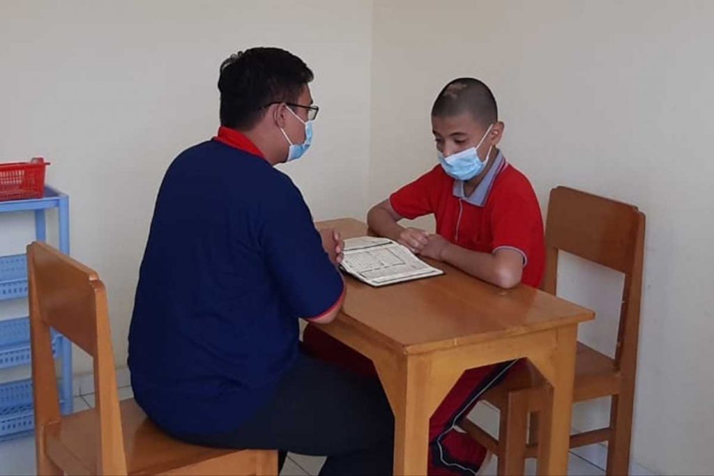 Salah satu ABK mencoba menghafal juz 28. (mac) - Malang Autism Center Kenalkan Metode Ampuh Tangani ABK, Ikuti Webinar Gratisnya