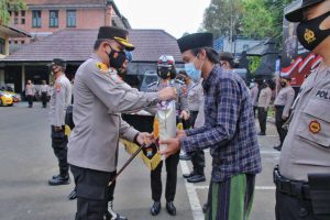 Secara simbolis, Buher menyerahkan sembako kepada santri. (ist) - Peringati Hari Santri, Polresta Makota Bagikan Sembako ke Ponpes