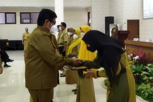 Sekda Kabupaten Jember, Ir. Mirfano,saat menyerahkan SK pensiun. (ist) - Sekda Serahkan SK Pensiun 101 ASN Pemkab Jember