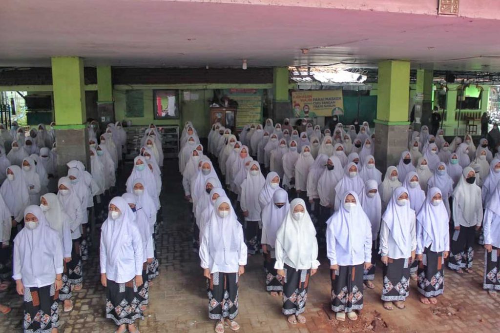 Suasana Apel Hari Santri di Pondok Pesantren Sabilur Rosyad Gasek Malang. (jaz) - Peringati HSN, Begini Khidmat Takzim Santri Hingga Prestasinya