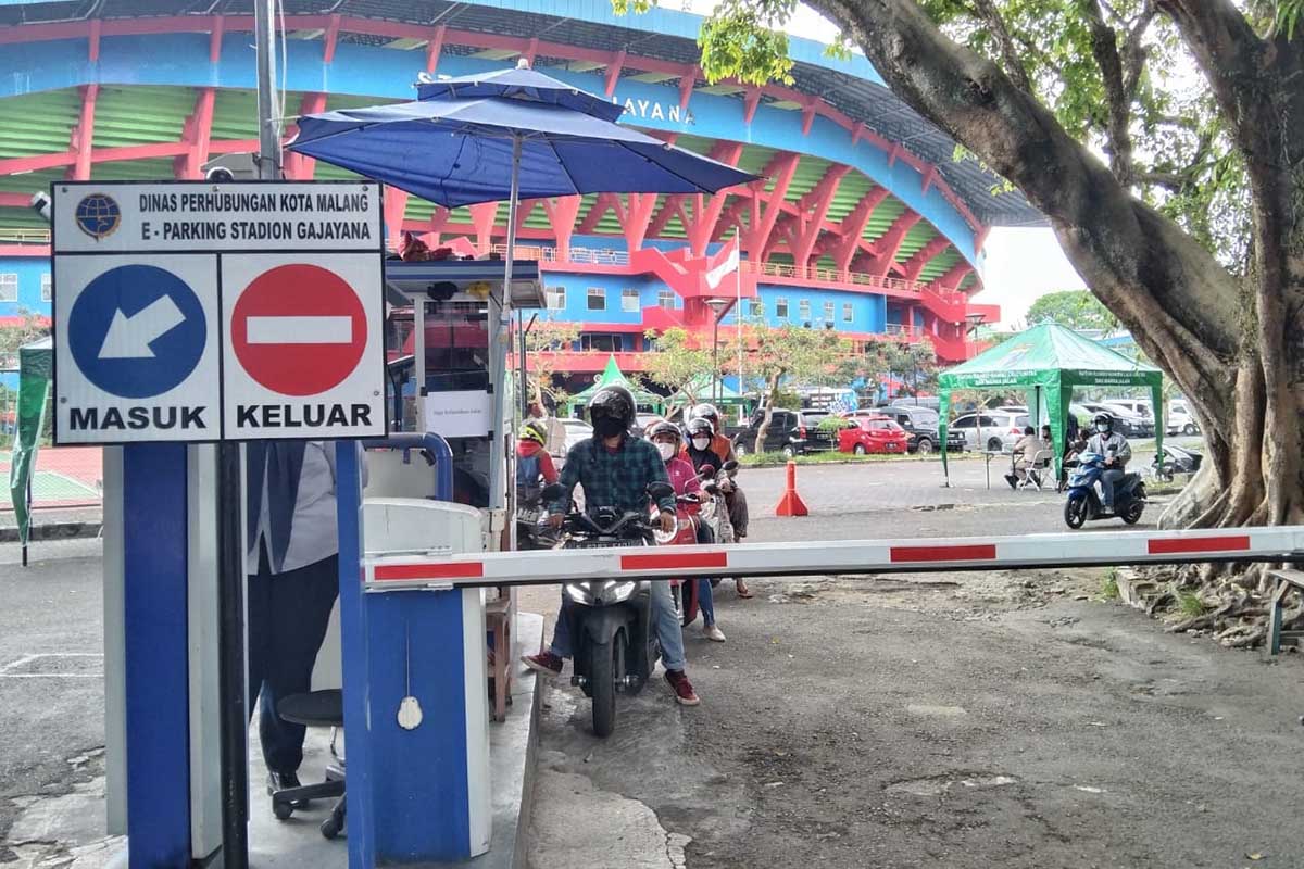 Suasana e-Parkir di kawasan Stadion Gajayana. (jaz) - Dampak PPKM, e-Parkir Stadion Gajayana Hanya Rp4 Jutaan