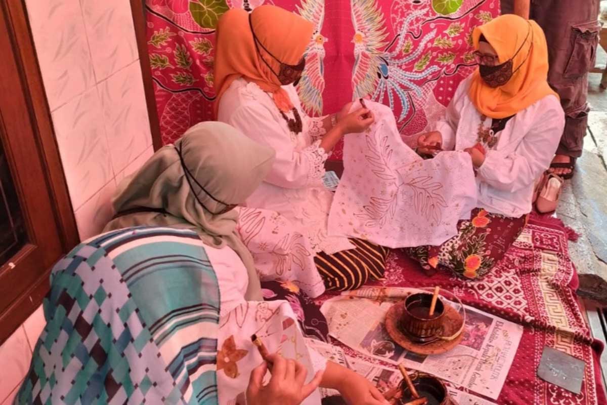 Suasana membatik oleh ibu-ibu di KTH. (ist) - KTH Siap Buka Wisata, Ditandai Membatik Bersama