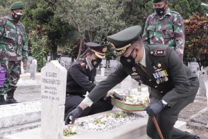 Suasana ziarah nasional di TMP Untung Suropati Kota Malang. (ist) - Para Perwira Militer Peringati HUT ke-76 TNI dengan Upacara Ziarah Nasional