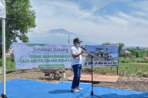 Sutiaji memberikan sambutan di bakal destinasi wisata Cafe Taman Bumi Langit. (ist) - Cafe Taman Bumi Langit Geliatkan Wisata Kota Malang