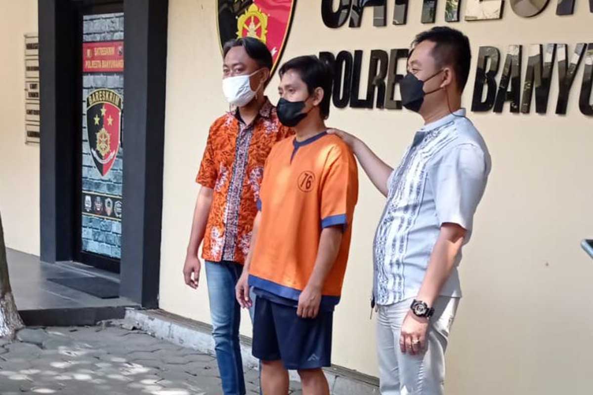 Tersangka ES usai menjalani pemeriksaan di Mapolresta Banyuwangi - Gara-Gara Onani, Pria Asal Kecamatan Srono Masuk Bui