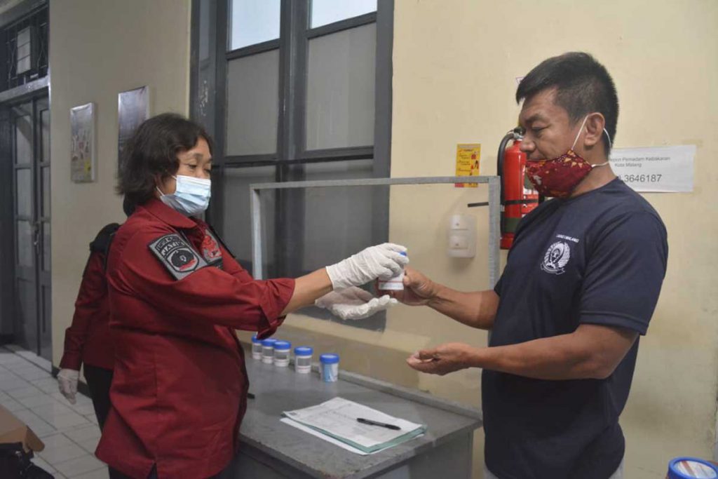 Tes urine warga binaan dan petugas. (ist) - Potensi Senjata Tajam, Sendok Stainless Terbanyak Disita Lapas Malang