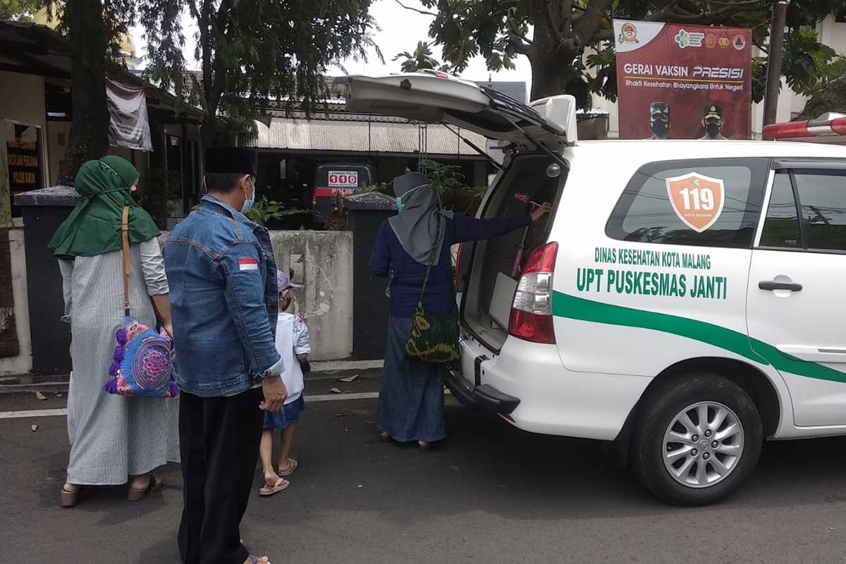 Tim Gabungan antar 3 warga Bandungrejosari ke Isoter. (ist) - Tim Gabungan Antar 3 Warga Bandungrejosari Isoman ke Isoter