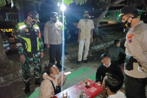 Tim gabungan membubarkan anak-anak muda yang nongkrong melebihi jam malam. (ist) - Tim Gabungan Masifkan Operasi PPKM Level II