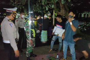 Tim gabungan terpaksa membubarkan sekelompok anak muda yang nongkrong melebihi jam malam. (ist) - Tim Gabungan Operasi Yustisi Sasar Tongkrongan Anak Muda