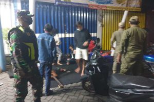 Tongkrongan anak muda terpaksa dibubarkan karena melewati jam malam. (ist) - Tim Gabungan Sasar Tongkrongan Anak Muda di Kawasan Sawojajar-Kedungkandang
