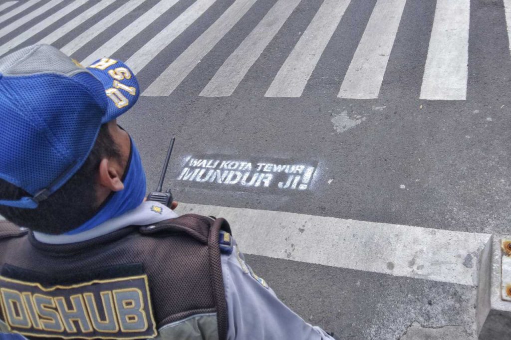 Tulisan vandalisme sebelum dihapus oleh petugas di perempatan Raja Bali. (jaz) - Pelaku Vandalisme Hujat Wali Kota Malang Dilaporkan