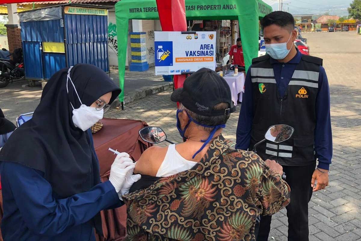 Vaksinasi Drive Thru oleh Polres Malang di Rest Area Karangploso. (ws3) - Permudah Masyarakat, Polres Malang Layani Vaksinasi Drive Thru