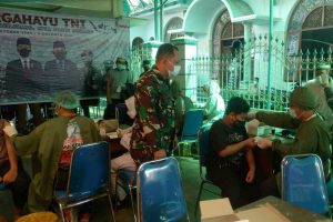 Vaksinasi santri dan warga Gading Pesantren. (ist) - Peringati HUT ke-76 TNI, Kodim 0833 Vaksin 500 Santri dan Warga Gading Pesantren