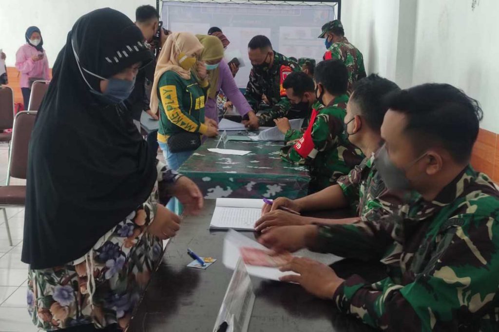 Verifikasi data KPM dan penyerahan bantuan uang tunai. (rhd) - Kodim 0833 Salurkan 4.200 Bantuan Tunai PKL dan Warung se-Kota Malang