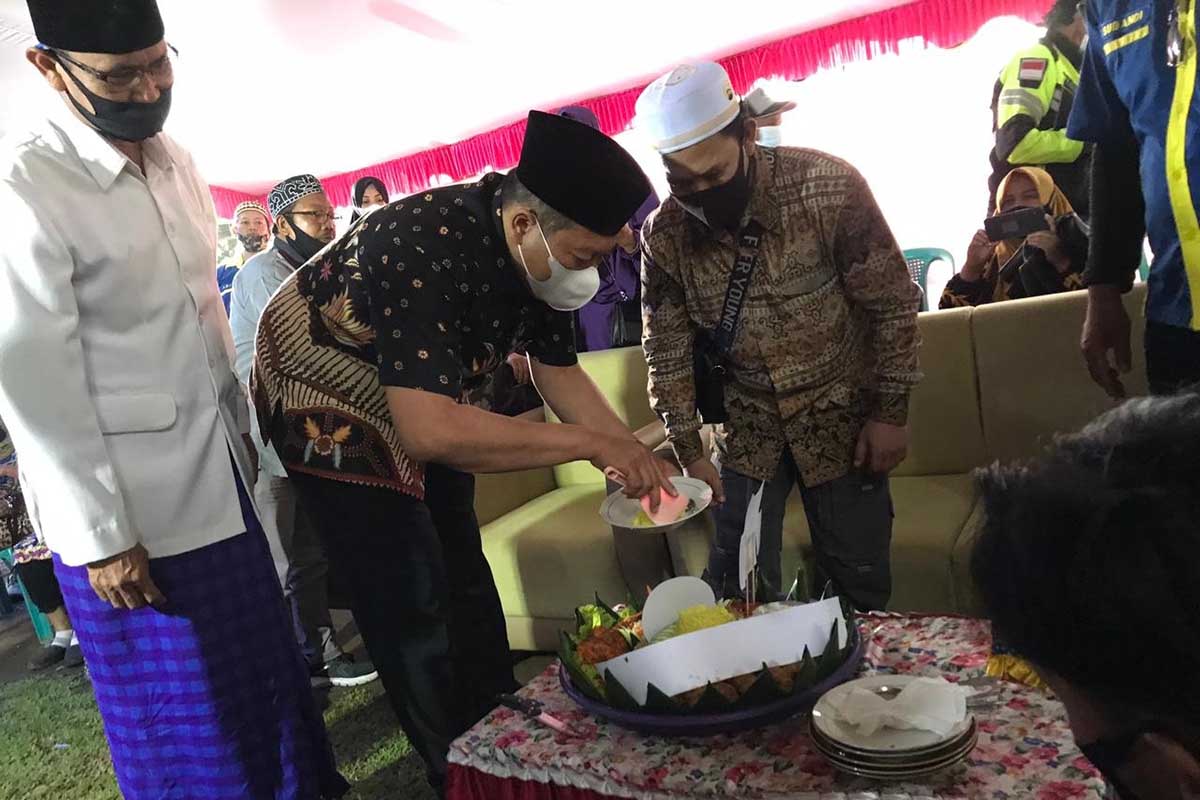 Wakil Bupati Malang saat pemotongan tumpeng. (ws3) - Apresiasi PERKRAP, Wabup Hadiri Maulid Nabi di Precet