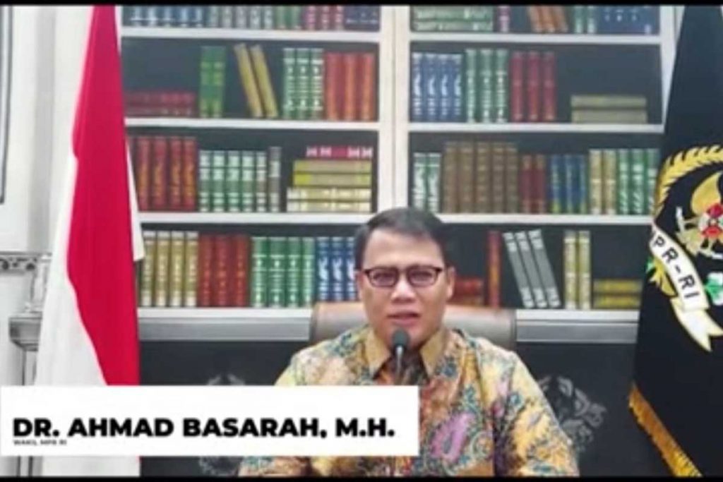 Wakil Ketua MPR RI, Dr Ahmad Basarah SH MH, memberikan sambutan sekaligus ikut diwisuda. (rhd) - Unikama Wisuda Daring 833 Mahasiswa, Salah Satunya Ahmad Basarah