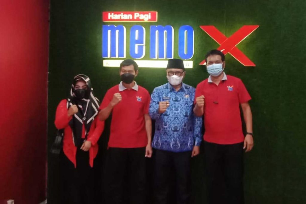 Wakil Walikota Malang Sofyan Edi Jarwoko, didampingi Direktur Memo X dan Bos Keripik Singkong Lumba-Lumba H Sucipto Hadi Wijoyo beserta istri. (bob) - HUT ke-6 Memo X, Sutiaji-Bung Edi Hadir Langsung Beri Semangat