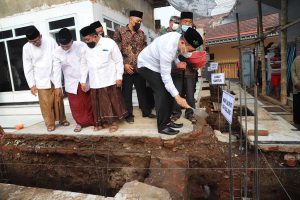 Wakil bupati saat melakukan peletakan batu pertama. (ist) - Peletakan Batu Pertama Masjid Al Asnawi, Pemkab Malang Sumbang 100 Sak Semen