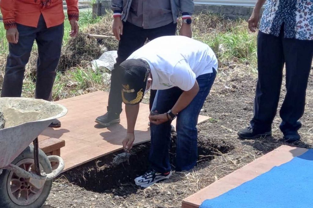 Wali Kota meletakkan batu pertama. (ist) - Cafe Taman Bumi Langit Geliatkan Wisata Kota Malang