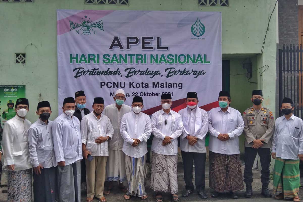Walikota Malang, Drs H Sutiaji bersama perangkat Pemkot foto bersama selepas Apel Hari Santri. (jaz) - Peringati HSN, Begini Khidmat Takzim Santri Hingga Prestasinya
