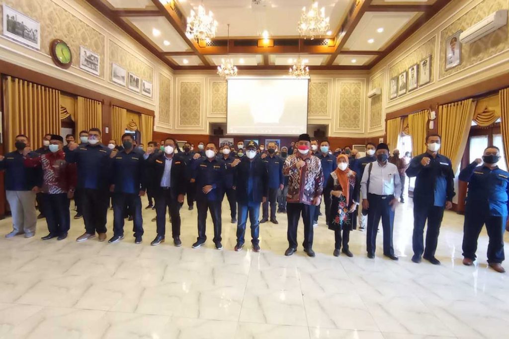 Walikota Malang dan Ketua DPRD Kota Malang bersama Pengurus Karang Taruna Kota Malang. (rhd) - Pengukuhan Forum Pengurus Karang Taruna Kota Malang, Wali Kota: Kontribusi Harus Riil