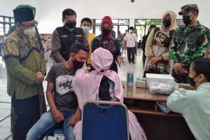 Walikota Malang dan jajaran meninjau lokasi vaksin di Uniga. (jaz) - Dukung Indonesia Sehat, Uniga Vaksin 1.000 Dosis