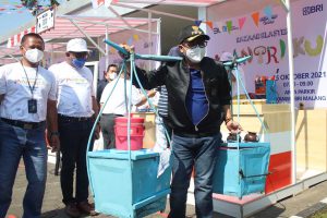 Walikota Malang memanggul pikulan Cendol Dawet. (ist) - Pemkot Malang Apresiasi Bazaar Klaster Mantriku Sasar UMKM