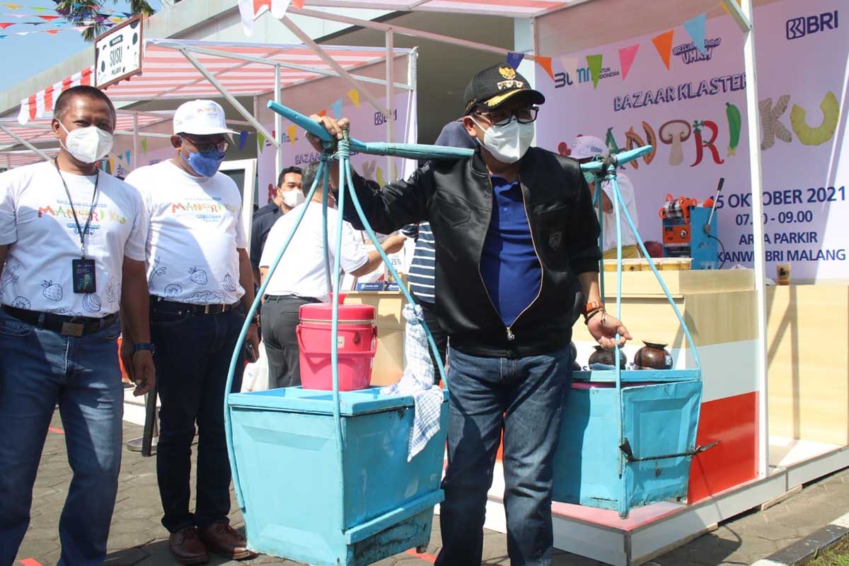 Walikota Malang memanggul pikulan Cendol Dawet. (ist) - Pemkot Malang Apresiasi Bazaar Klaster Mantriku Sasar UMKM