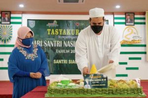 Walikota Probolinggo potong tumpeng peringatan Hari Santri Nasional. (ist) - Hari Santri National, Pemkot Probolinggo Bantu Bayar Listrik Tempat Ibadah