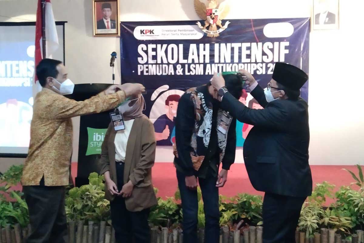 Walikota dan KPK berikan simbolis kepada dua perwakilan peserta. (jaz) - KPK Gandeng Pemuda & LSM Berani Laporkan Temuan